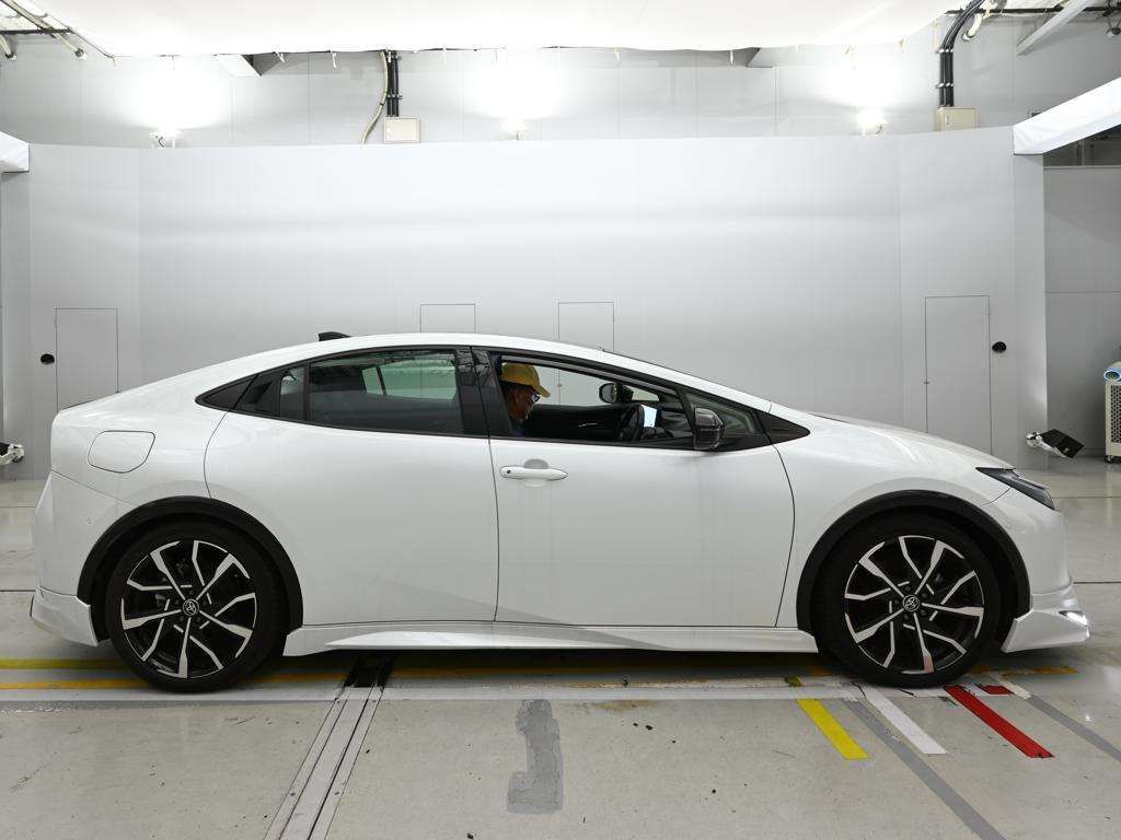 2023 Toyota Prius PHEV Z auction photo 3