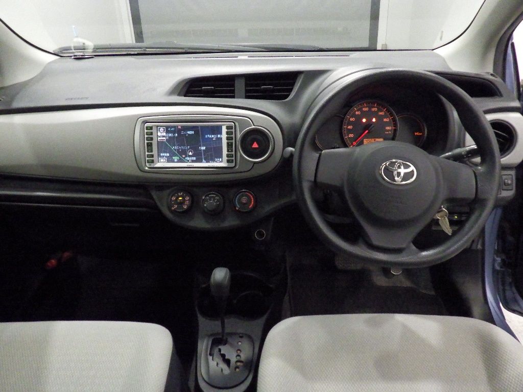 2012 Toyota ヴィッツ 5HB F auction photo 3