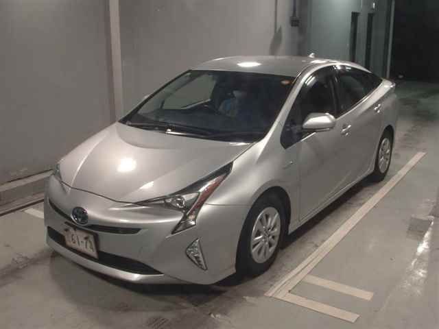 2017 Toyota Prius Sセーフティプラス auction photo 4