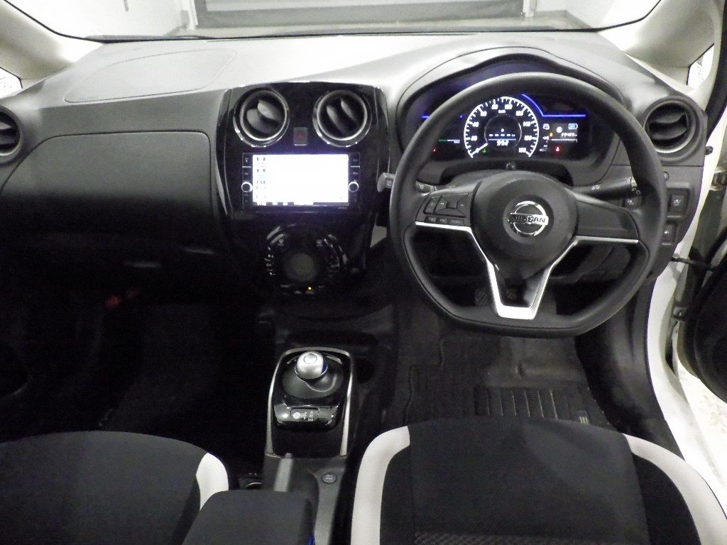 2020 Nissan ノート HB e-POWER X V-SELECTION auction photo 3
