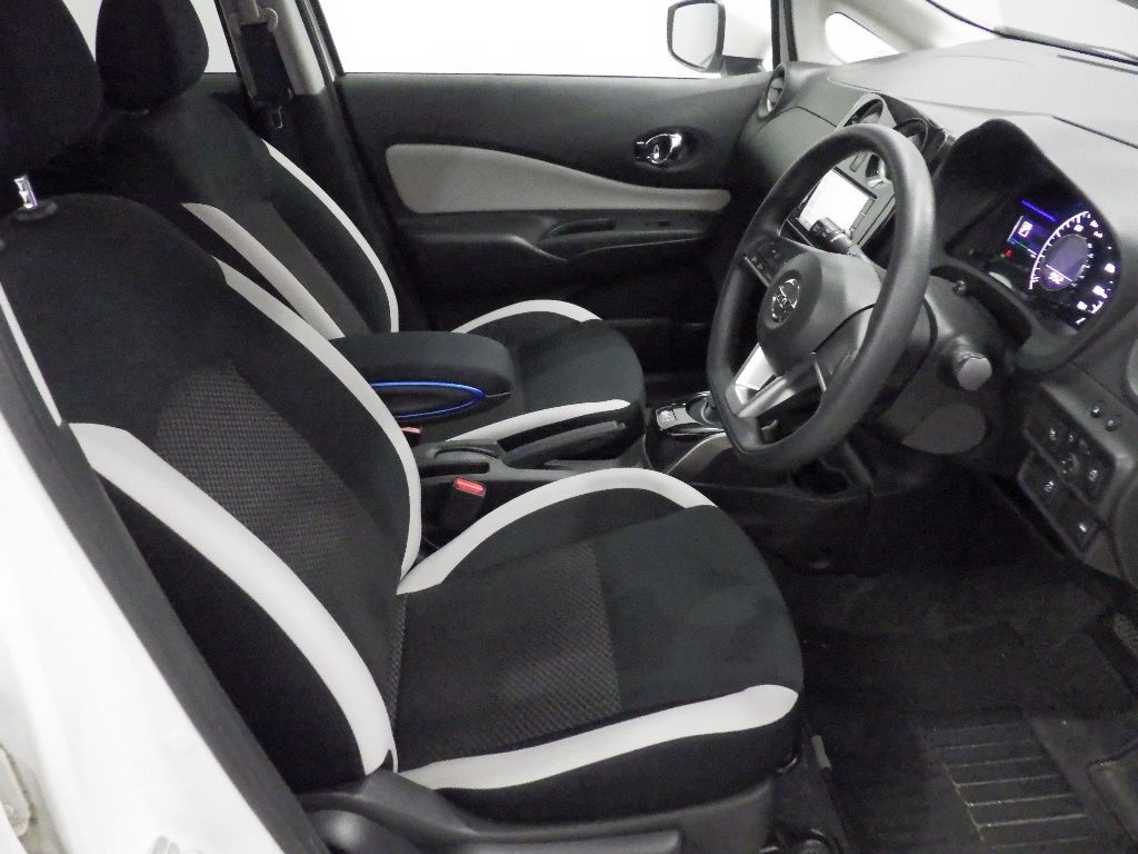 2020 Nissan ノート HB e-POWER X V-SELECTION auction photo 6
