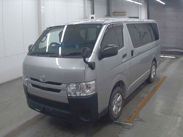 2018 Toyota Hiace Long DX 4WD auction photo 4