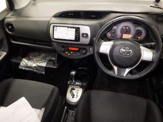 2015 Toyota Vitz U auction photo 3