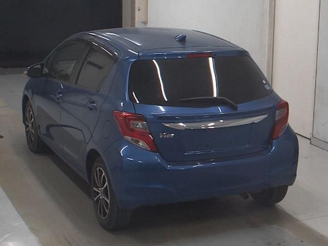 2015 Toyota Vitz U auction photo 2
