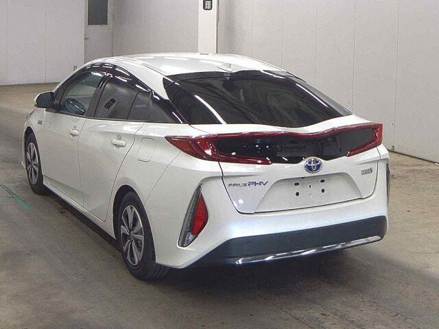 2017 Toyota Prius PHEV S Navi Package auction photo 2