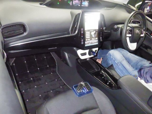 2017 Toyota Prius PHEV S Navi Package auction photo 3