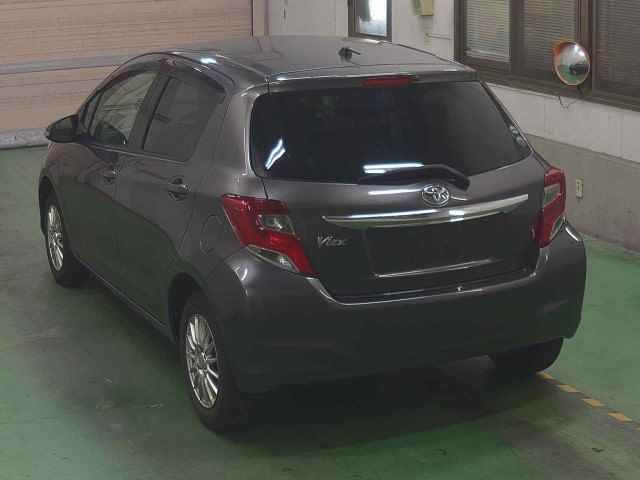 2015 Toyota Vitz F auction photo 2