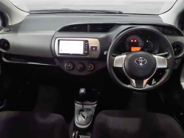 2015 Toyota Vitz F auction photo 3