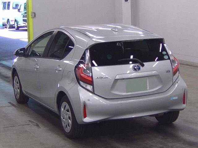 2018 Toyota Aqua S auction photo 2