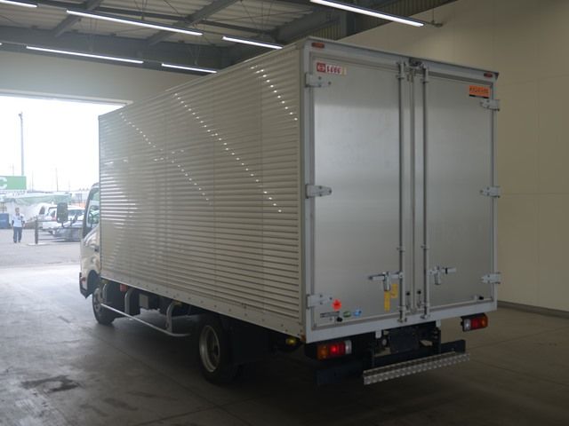 2020 Hino Dutro Aluminum van auction photo 2