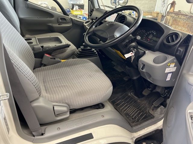 2018 Toyota Dyna Track base auction photo 4