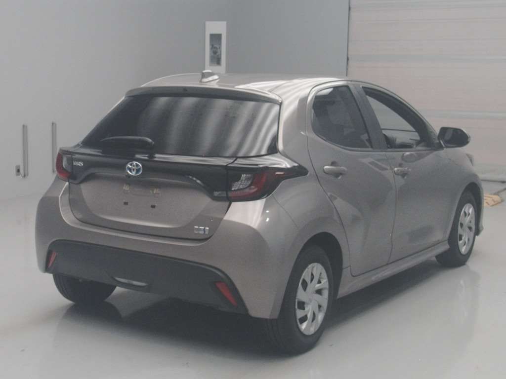 2022 Toyota Yaris ハイブリッドX auction photo 2
