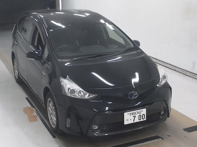 2019 Toyota Prius Alpha Sチューンブラック II Japan auction vehicle