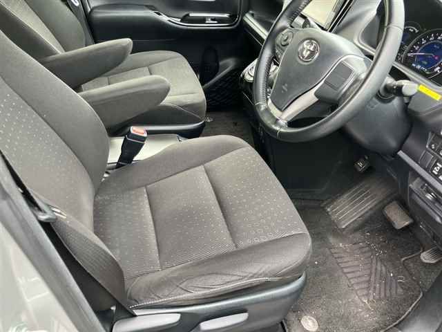 2019 Toyota Noah ハイブリッドG auction photo 7