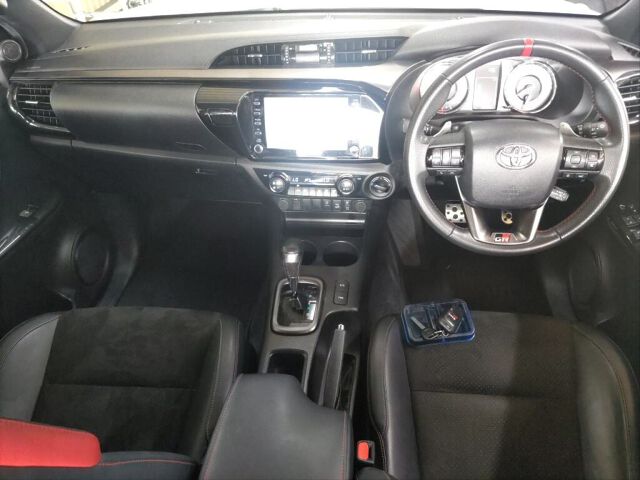 2023 Toyota Hilux Z GR Sport 4WD auction photo 3