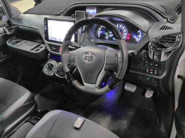 2018 Toyota Noah HV SI WXB auction photo 3