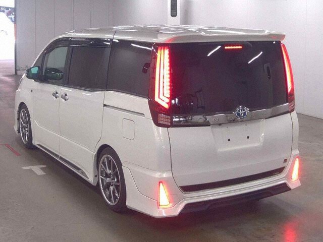 2018 Toyota Noah HV SI WXB auction photo 2