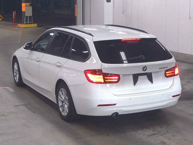 2013 BMW 3 Series 320Dツーリング auction photo 2