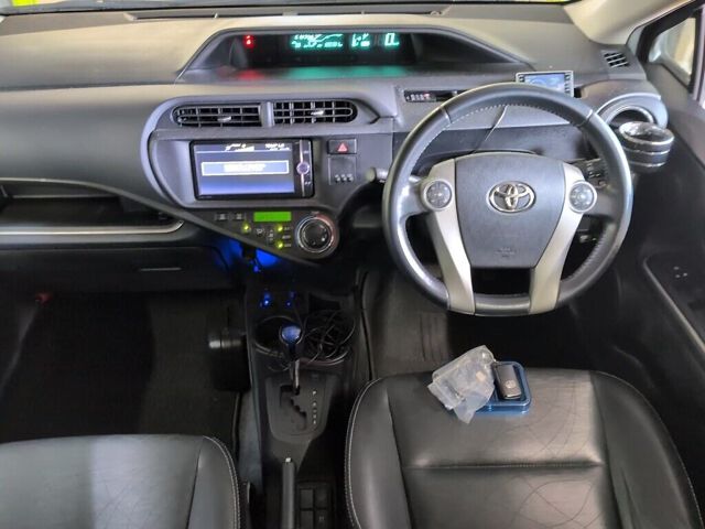 2013 Toyota Aqua GブラックソフトレザS auction photo 3