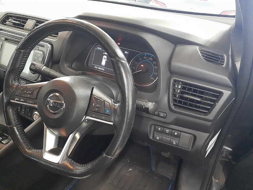 2018 Nissan Leaf X ジュウマンダイキネンシャ auction photo 9