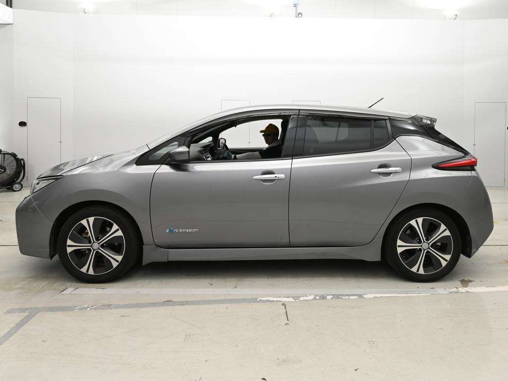 2018 Nissan Leaf X ジュウマンダイキネンシャ auction photo 4