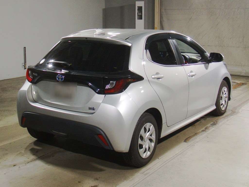 2021 Toyota Yaris ハイブリッドX auction photo 2