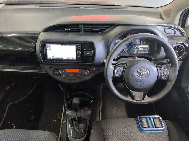2018 Toyota Vitz HV FセーフティーED auction photo 3