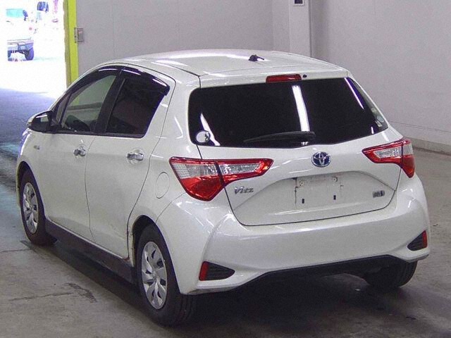 2018 Toyota Vitz HV FセーフティーED auction photo 2