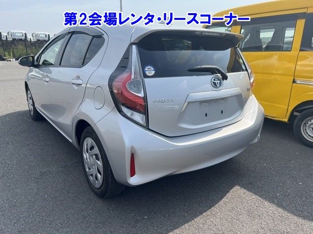 2017 Toyota Aqua S auction photo 2