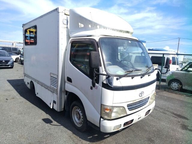 2004 Toyota Dyna Japan auction vehicle