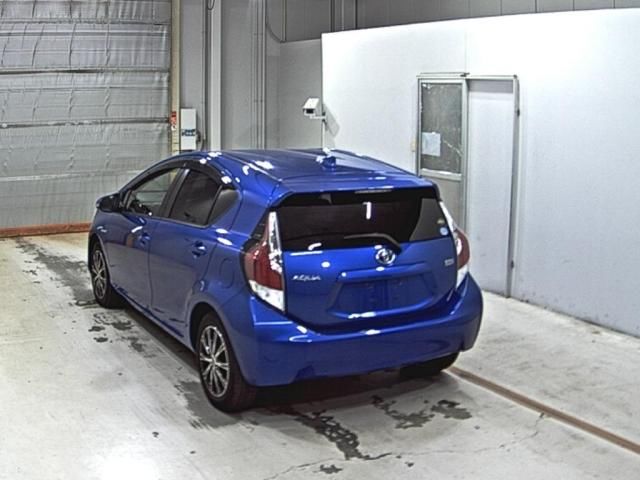 2015 Toyota Aqua S auction photo 2