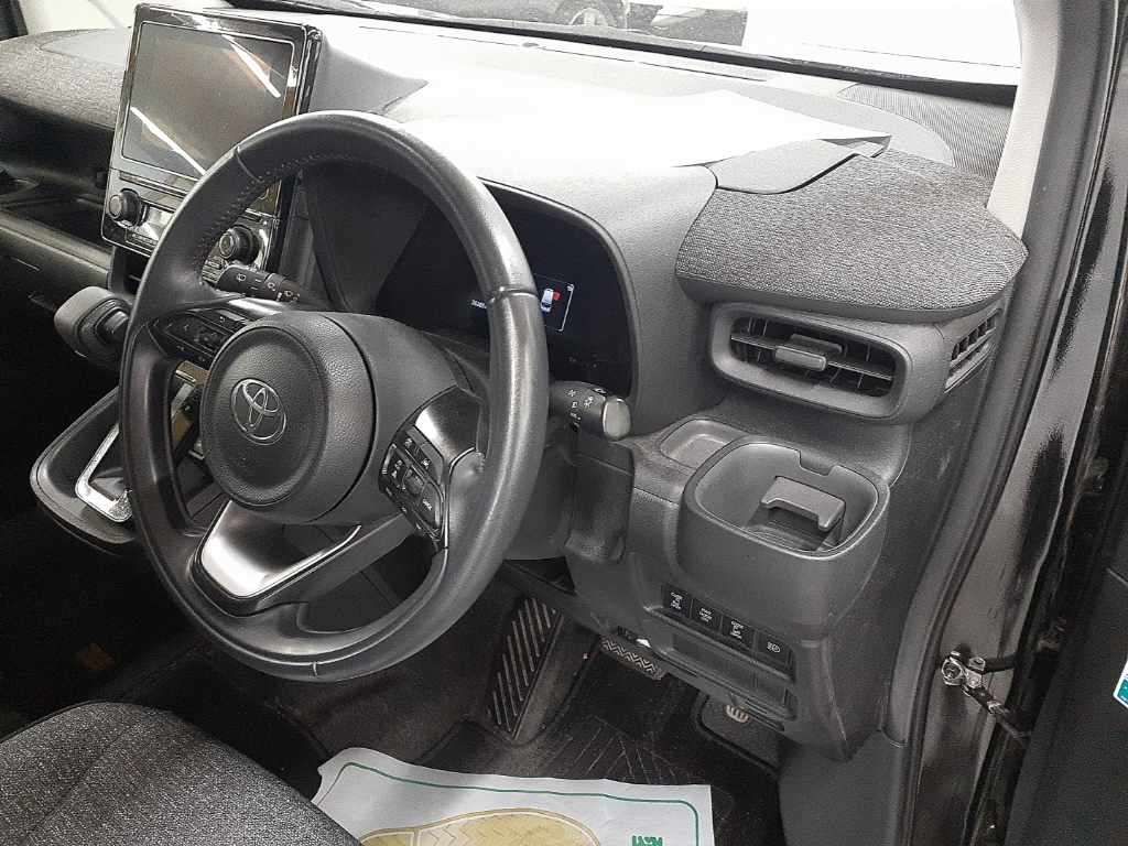 2022 Toyota Sienta Z auction photo 9