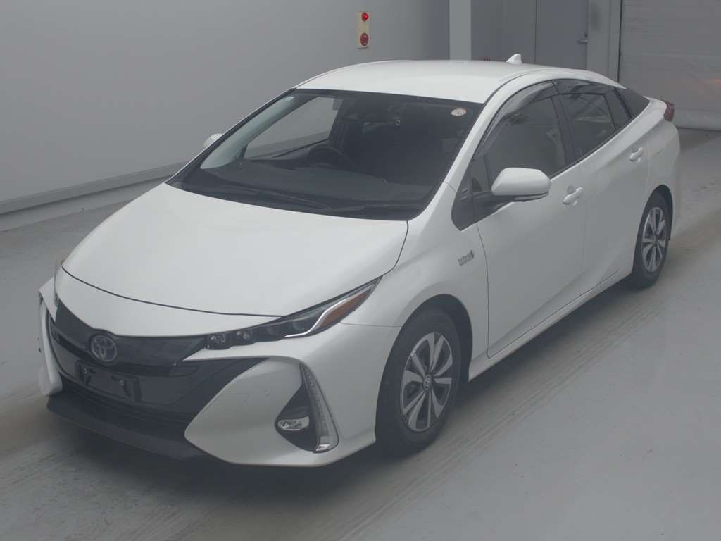 Japan Auction Vehicles 4 2021 Toyota Prius PHEV S Safety Package auction photo