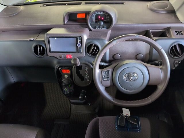 2013 Toyota Spade G auction photo 3