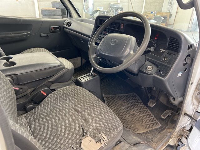 2001 Toyota Hiace Long DX auction photo 4