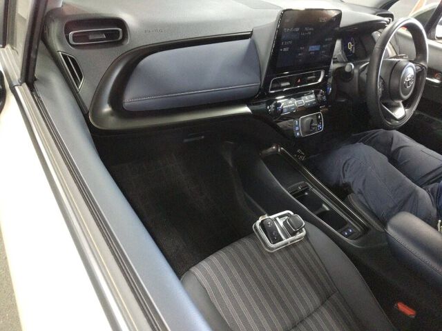 2021 Toyota Aqua Z auction photo 3
