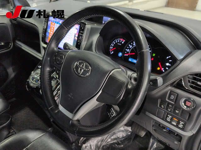 2017 Toyota Voxy 4WD ZS auction photo 3