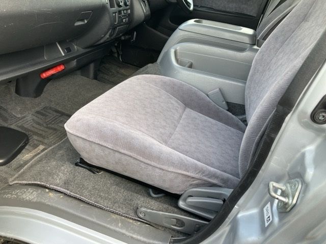 2010 Toyota Hiace ワゴン.4WD グランドキャビン auction photo 9