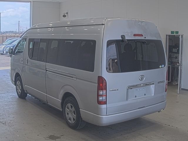 2010 Toyota Hiace ワゴン.4WD グランドキャビン auction photo 2