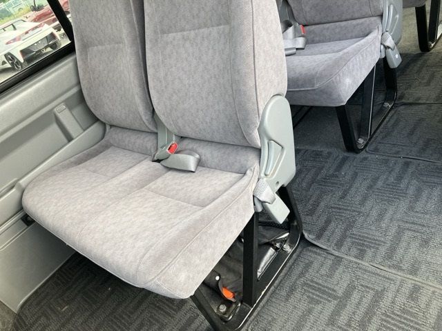 2010 Toyota Hiace ワゴン.4WD グランドキャビン auction photo 11
