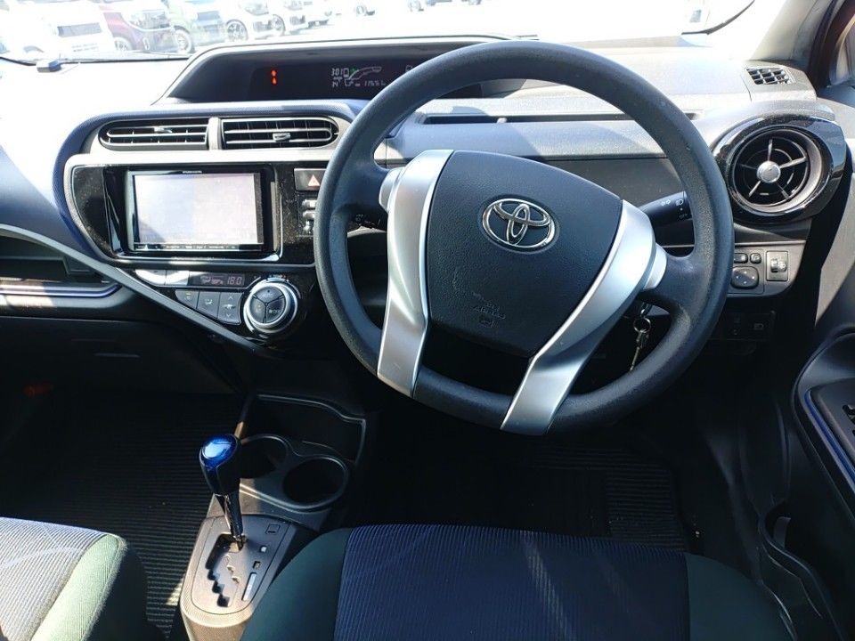 2016 Toyota Aqua auction photo 3