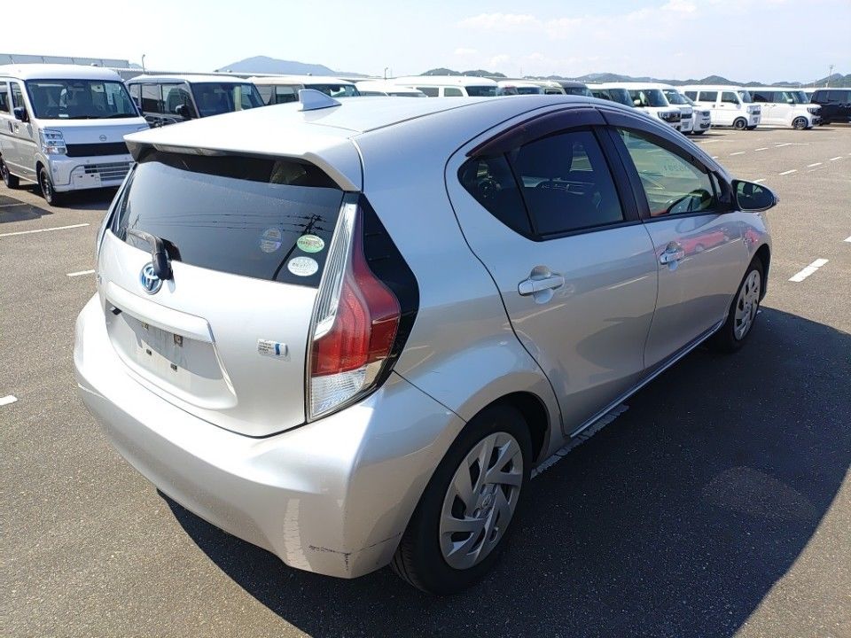 2016 Toyota Aqua auction photo 2