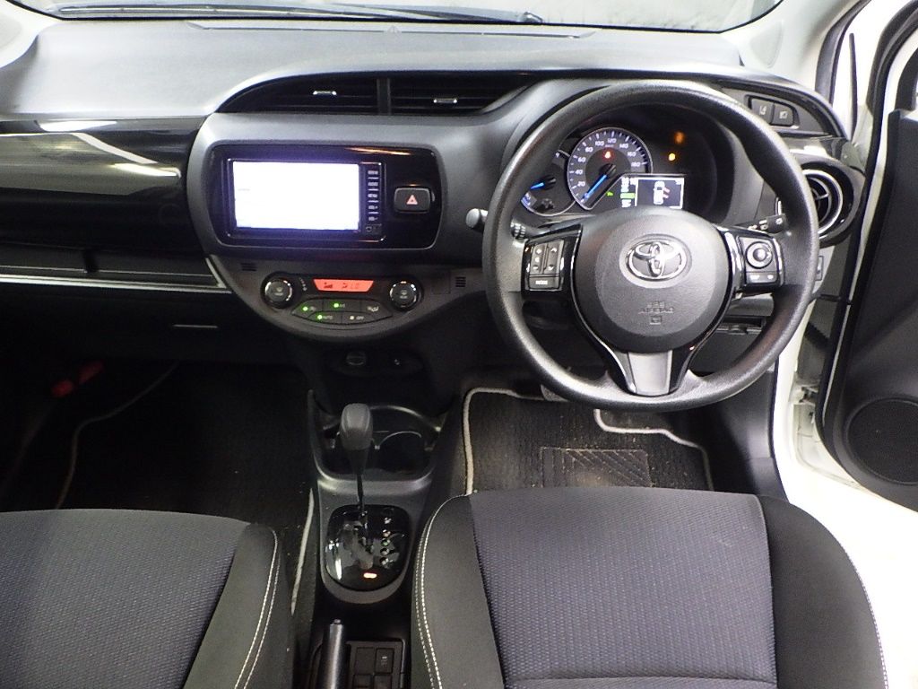 2018 Toyota ヴィッツ 5HB Hybrid F Safety Edition II auction photo 3