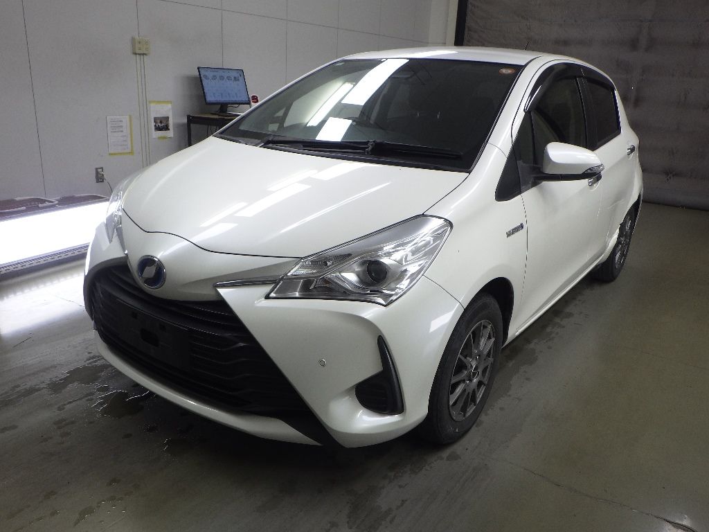 2018 Toyota ヴィッツ 5HB Hybrid F Safety Edition II auction photo 4