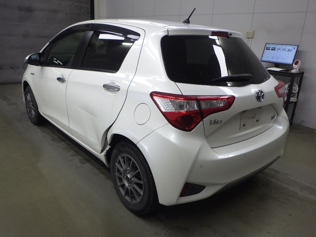 2018 Toyota ヴィッツ 5HB Hybrid F Safety Edition II auction photo 5
