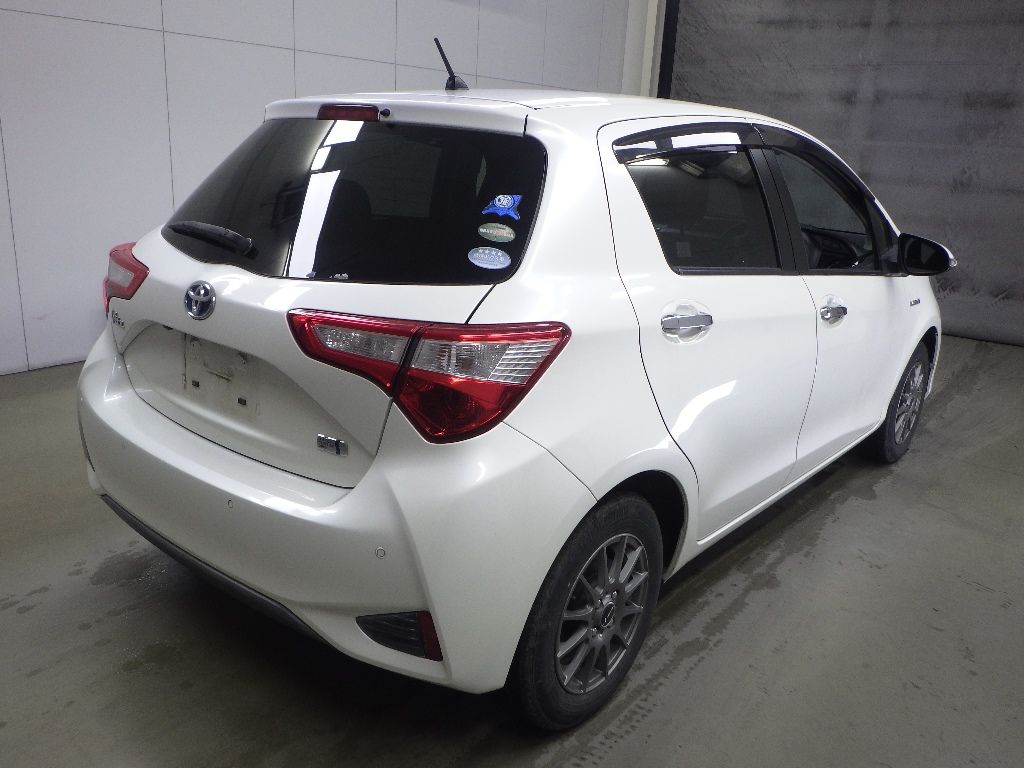 2018 Toyota ヴィッツ 5HB Hybrid F Safety Edition II auction photo 2