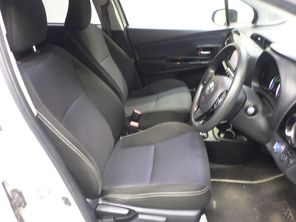 2018 Toyota ヴィッツ 5HB Hybrid F Safety Edition II auction photo 6