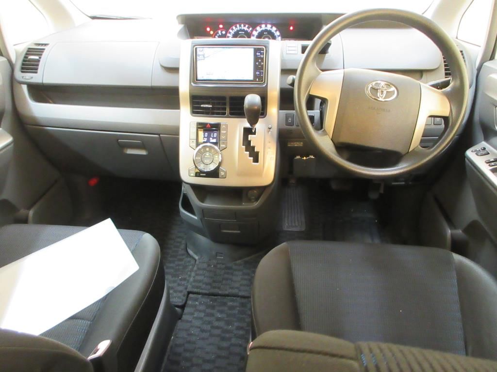 2009 Toyota Voxy Z 8人 auction photo 3