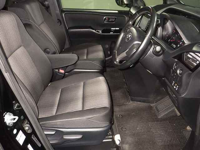 2017 Toyota Voxy ZS auction photo 9