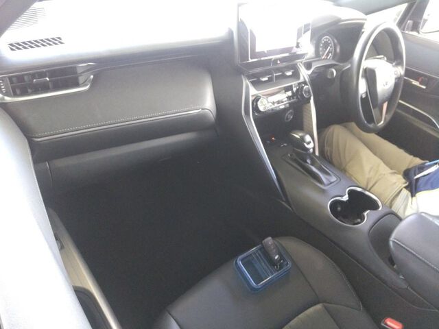 2023 Toyota Harrier G 4WD auction photo 3